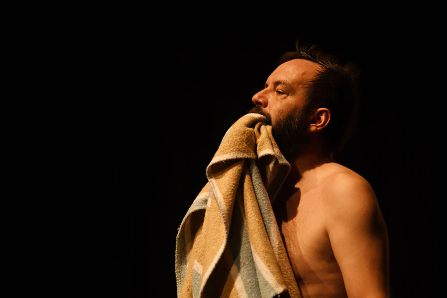 Santi Ribelles presenta su proyecto de investigación en torno a un solo en el ciclo Zona grisa de La Mutant