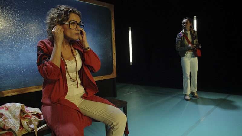 La Sala L’Horta propone una comedia sobre la maternidad contemporánea y un espectáculo inmersivo para primera infancia con burbujas de jabón