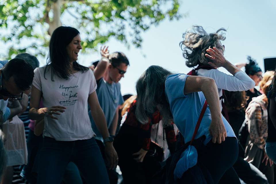 Dansa València invita a bailar a personas de todas las edades y movilidades en una gran fiesta en la plaza de la Virgen