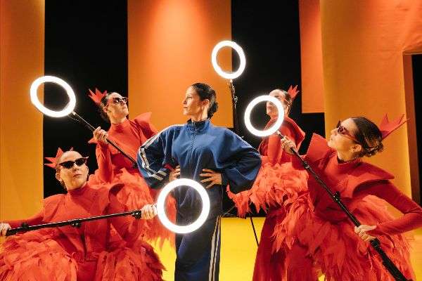 Marea Danza celebra 10 años con una Alicia que cae en la madriguera de las redes sociales