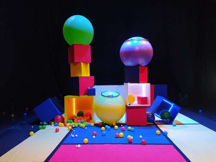 La Sala L’Horta acoge “Bola”, un juego de construcción a tamaño real inspirado en el universo estético de Kandinsky y Mondrian