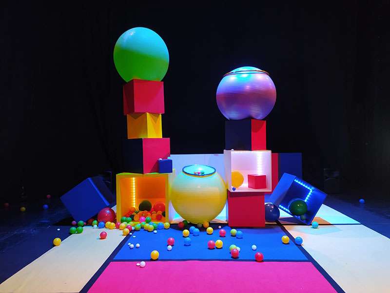 La Sala L’Horta acoge “Bola”, un juego de construcción a tamaño real inspirado en el universo estético de Kandinsky y Mondrian