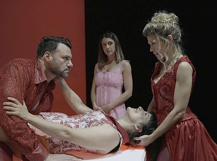 Seducción, techos de cristal o edadismo en la versión de ‘Las amistades peligrosas’ que el Teatre Rialto