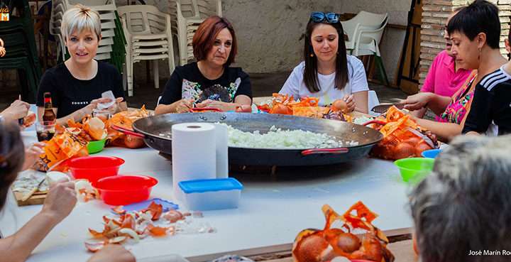 Cabanyal Íntim, un receta escénica con humor, crítica y ¡una paella dramática!
