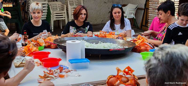 Cabanyal Íntim, un receta escénica con humor, crítica y ¡una paella dramática!