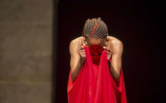 Wanjiru Kamuyu baila en el festival 10 Sentidos contra la tiranía de los cánones estéticos eurocentristas