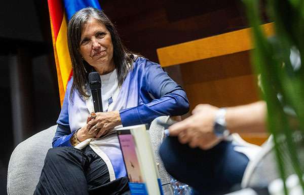 CLAUDIA PIÑEIRO FIRMA EL ÚLTIMO CAPÍTULO DE VLC NEGRA 2025: “NO TEMO A LA PÁGINA EN BLANCO, SINO A ESCRIBIR ALGO QUE NO ME SIRVA”