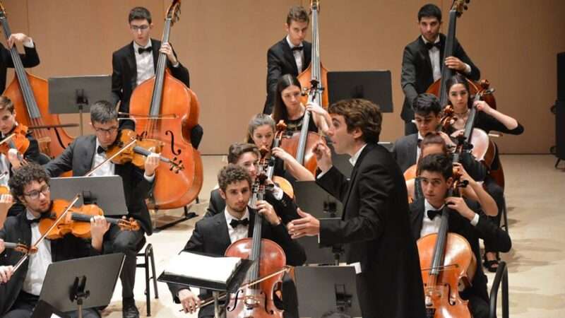 El Institut Valencià de Cultura, la FSMCV y CaixaBank convocan las becas para el alumnado de escuelas de música con una dotación de 255.000 euros