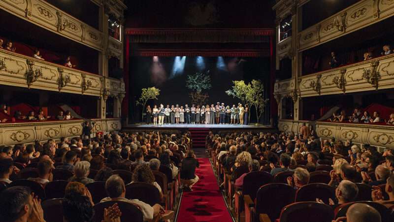 Las artes escénicas valencianas miran al futuro tras la DANA en una gala de agradecimiento y apoyo a las víctimas