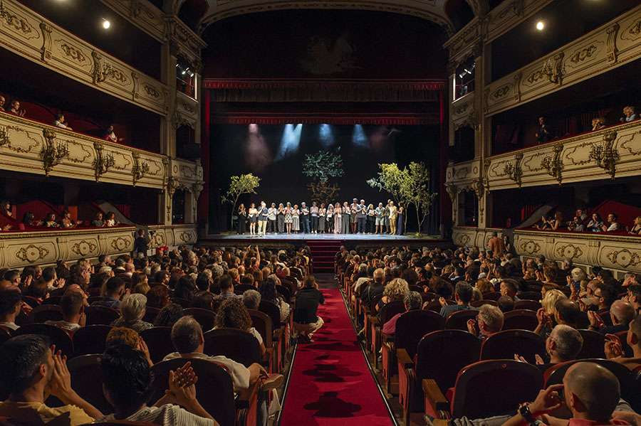 Las artes escénicas valencianas miran al futuro tras la DANA en una gala de agradecimiento y apoyo a las víctimas