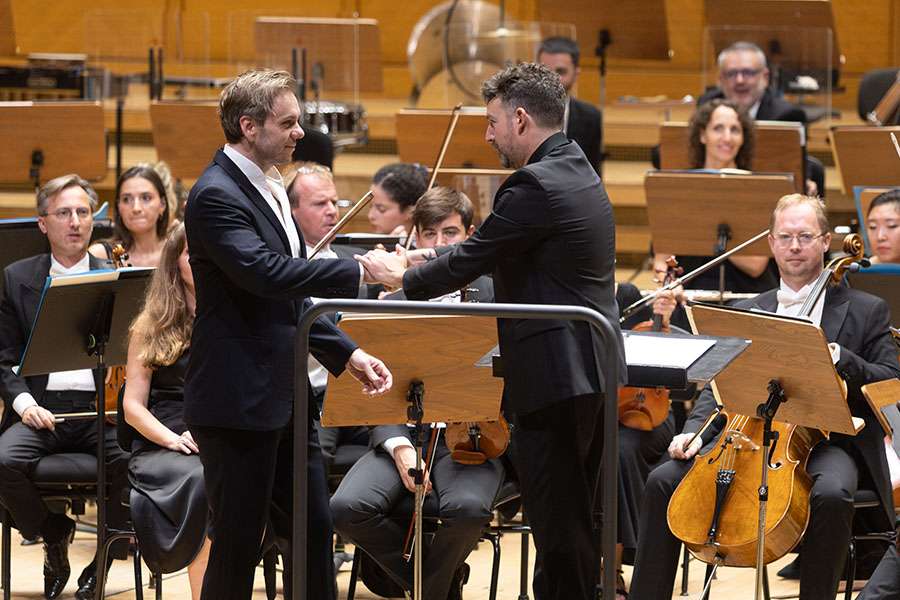 James Gaffigan se despide de la titularidad de la Orquestra de la Comunitat Valenciana en la primera actuación internacional de la formación en once años