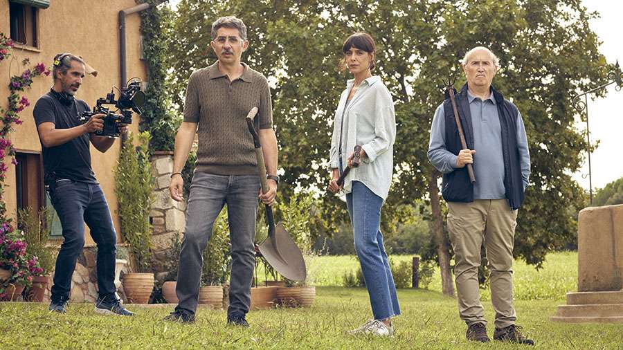 Ya está en marcha el rodaje de CINCO MINUTOS MÁS, la película original Movistar Plus+ escrita por Berto Romero y dirigida por Javier Ruiz Caldera