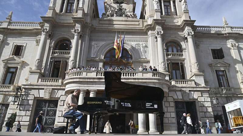 Ocho pianos de cola ocupan plazas de la ciudad para acercar la música a todos los públicos