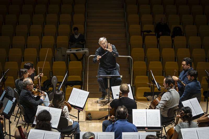 Sir John Eliot Gardiner, leyenda de la dirección orquestal, debuta en Les Arts con sinfonías de Sibelius y Dvořák