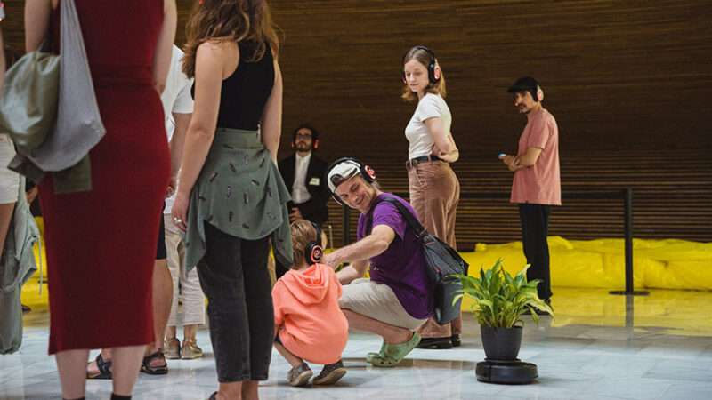 Un recorrido escénico por el Teatre Rialto a través de la obra ‘Meme, antes todo esto era campo vol. 2’