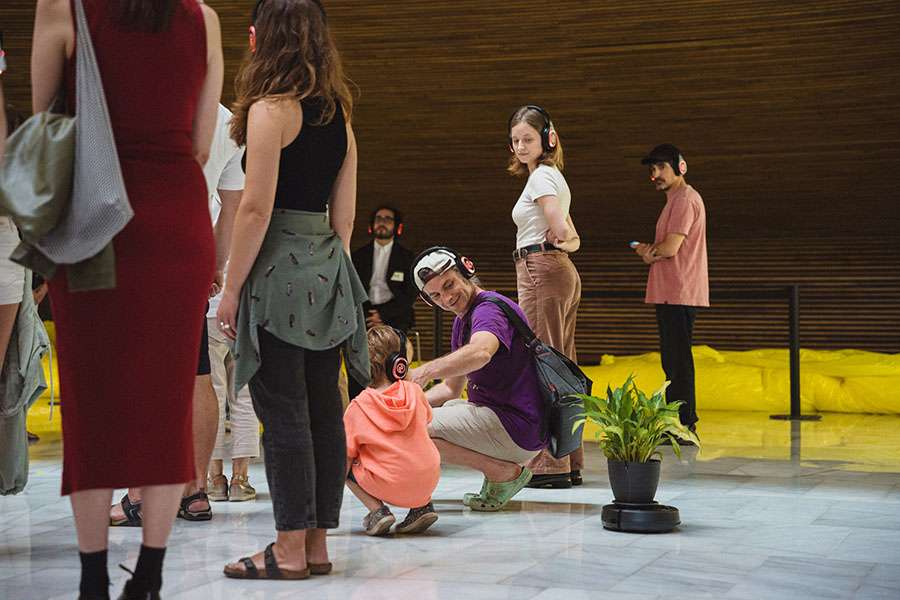 Un recorrido escénico por el Teatre Rialto a través de la obra ‘Meme, antes todo esto era campo vol. 2’