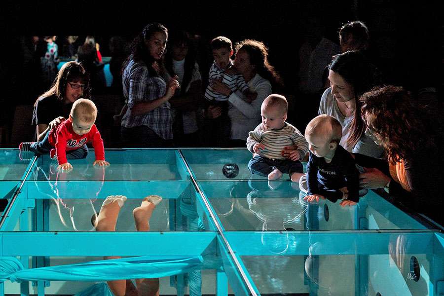 La Sala L’Horta presenta un inusual espectáculo de danza donde los bebés interactúan a través de un cubo con techo de cristal y ojos de buey