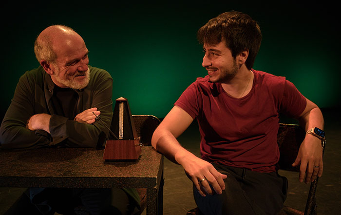 Un viaje teatral para despedir el año y mirarnos por dentro llega a Teatro Off “¿De dónde venimos?”