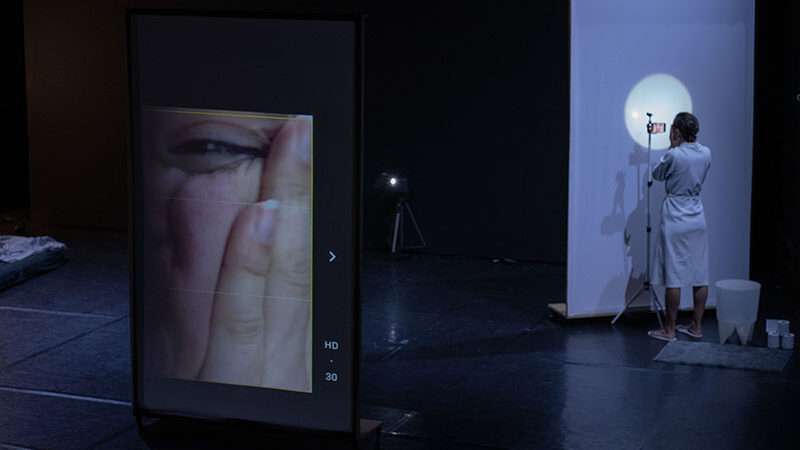 DLG presenta en Carme Teatre NPC 21.14.3.1.14.14.25, una investigación escénica abierta sobre el sujeto contemporáneo