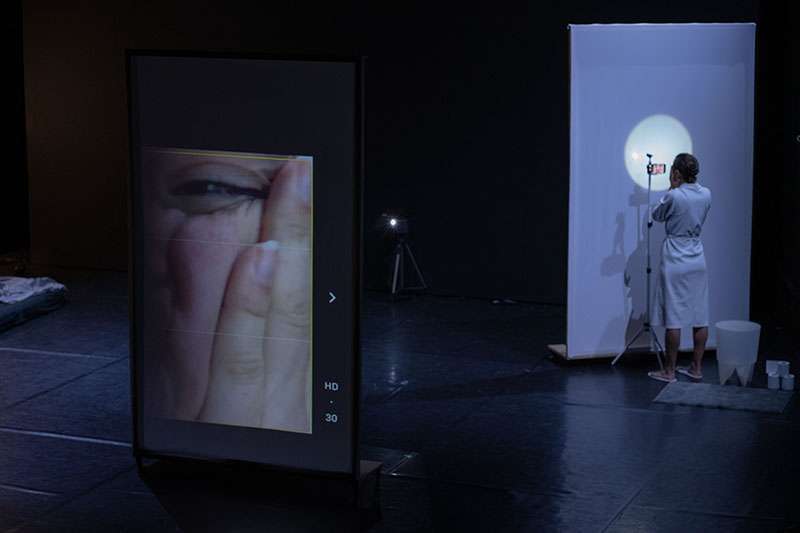 DLG presenta en Carme Teatre NPC 21.14.3.1.14.14.25, una investigación escénica abierta sobre el sujeto contemporáneo