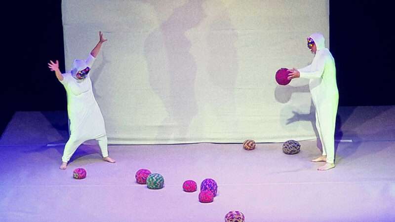 La Sala L’Horta propone un espectáculo que estimula la neuroplasticidad de los bebés con la creación de formas a partir de líneas, contornos y colores