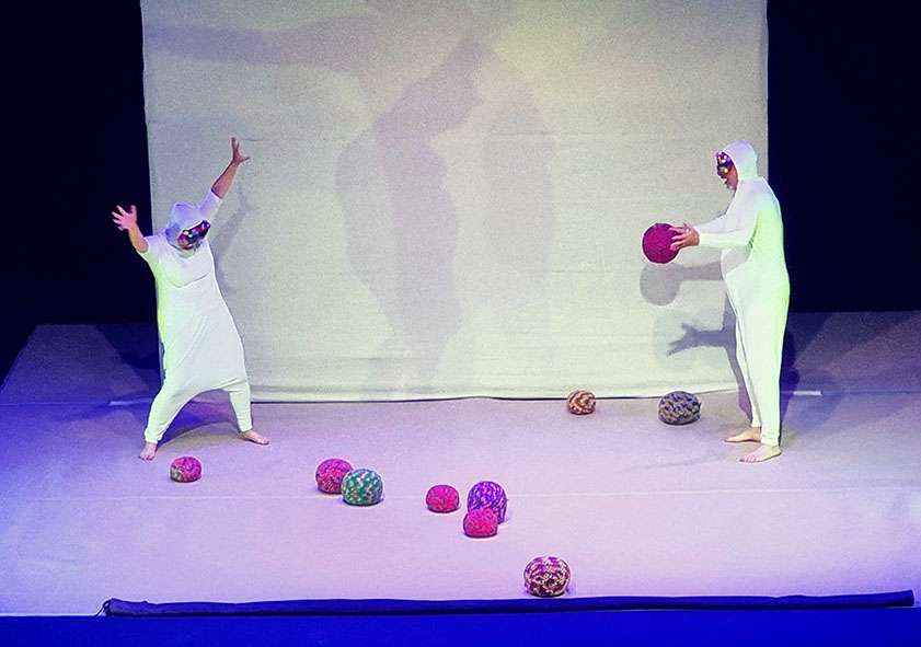 La Sala L’Horta propone un espectáculo que estimula la neuroplasticidad de los bebés con la creación de formas a partir de líneas, contornos y colores