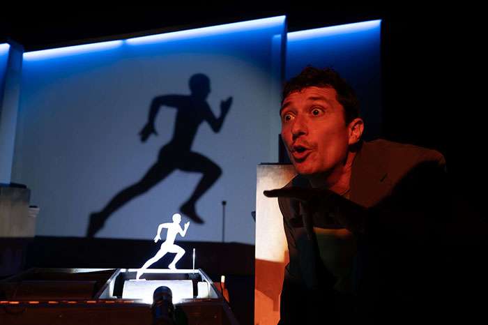 El Teatre Arniches acoge ‘aLUZina’, el espectáculo de magia del ilusionista valenciano Nacho Diago