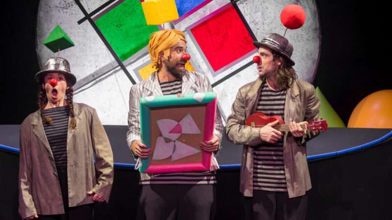 Bambalina lleva a la Sala L’Horta la estética de Joan Miró, Yayoi Kusama y Jeff Koons con un juego escénico que combina formas, colores, música y mimo