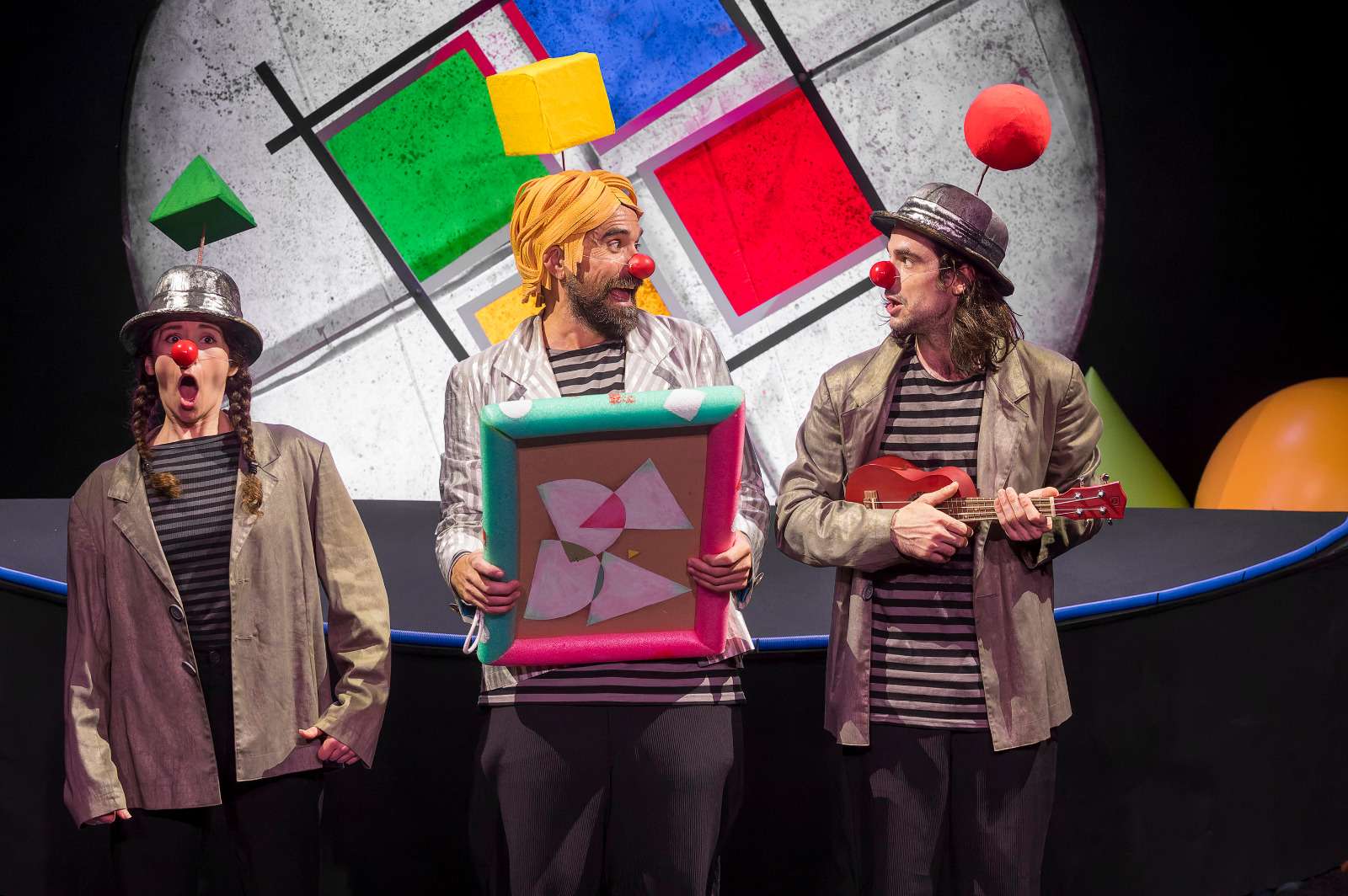 Bambalina lleva a la Sala L’Horta la estética de Joan Miró, Yayoi Kusama y Jeff Koons con un juego escénico que combina formas, colores, música y mimo