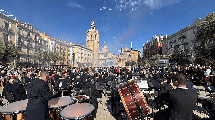 La Banda Sinfónica Municipal llena la plaza de la Reina con un concierto por el 600 aniversario del Micalet