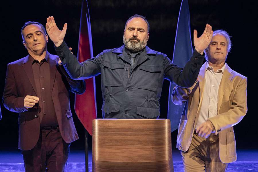 La Sala L’Horta despide febrero con una inteligente sátira sobre la política municipal y una propuesta de danza-teatro para bebés creada con pañuelos