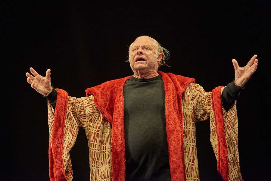 EL CAMALEÓNICO CARLES CASTILLO DICE ADIÓS AL PÚBLICO VALENCIANO, TRAS MÁS DE 40 AÑOS DE TRAYECTORIA COMO ACTOR