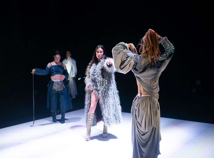 Las Nenas cuestionan con humor posirónico los estándares de belleza en La Mutant