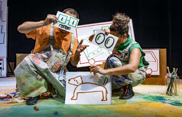 La Sala L’Horta propone una pieza que mezcla lenguajes teatrales y artes plásticas para crear una historia en directo a partir de un lienzo en blanco