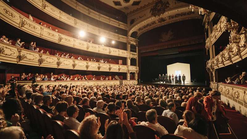 Ortí subraya la voluntad de la Generalitat de fomentar el teatro como un lugar de encuentro e intercambio cultural