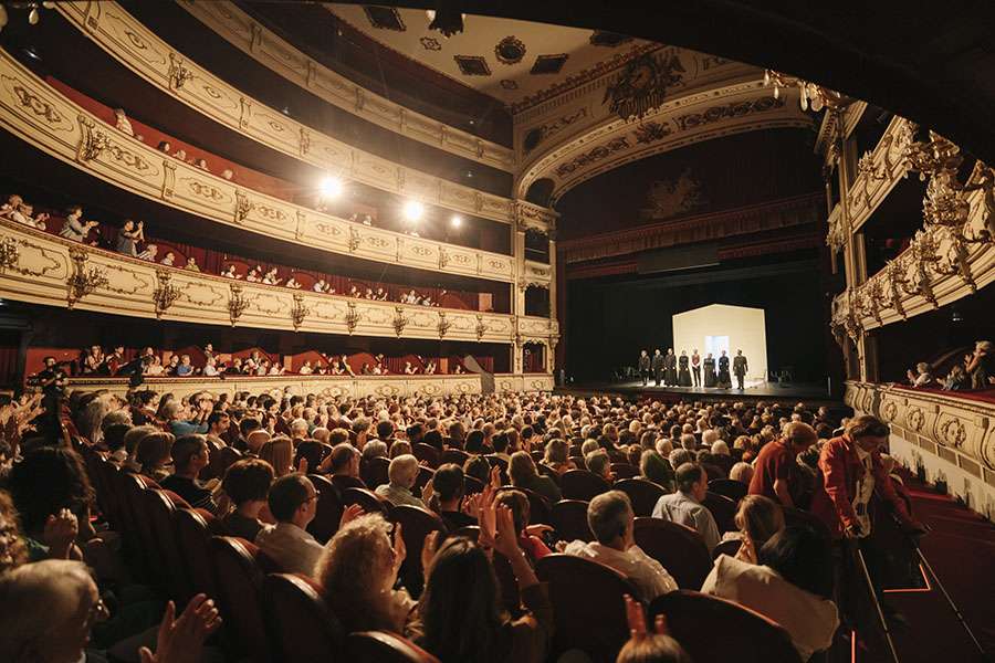 Ortí subraya la voluntad de la Generalitat de fomentar el teatro como un lugar de encuentro e intercambio cultural