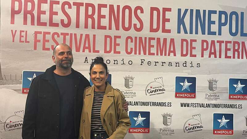 TONI ACOSTA Y ALEXIS MORANTE PRESENTAN EN VALENCIA «A UNA ISLA DE TI», UNA COMEDIA ROMÁNTICA «QUE DECONSTRUYE EL GÉNERO MANTENIENDO EL ENCANTO DE LA FÁBULA MODERNA»