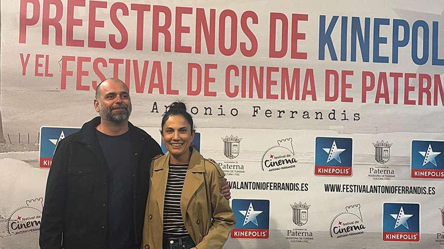 TONI ACOSTA Y ALEXIS MORANTE PRESENTAN EN VALENCIA «A UNA ISLA DE TI», UNA COMEDIA ROMÁNTICA «QUE DECONSTRUYE EL GÉNERO MANTENIENDO EL ENCANTO DE LA FÁBULA MODERNA»