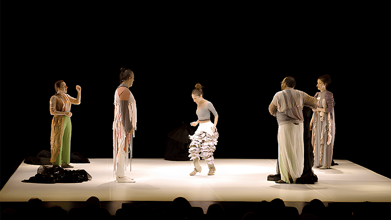 Dansa València se clausura con una reflexión sobre el tiempo y el legado a cargo de Mal Pelo en el Teatro Principal