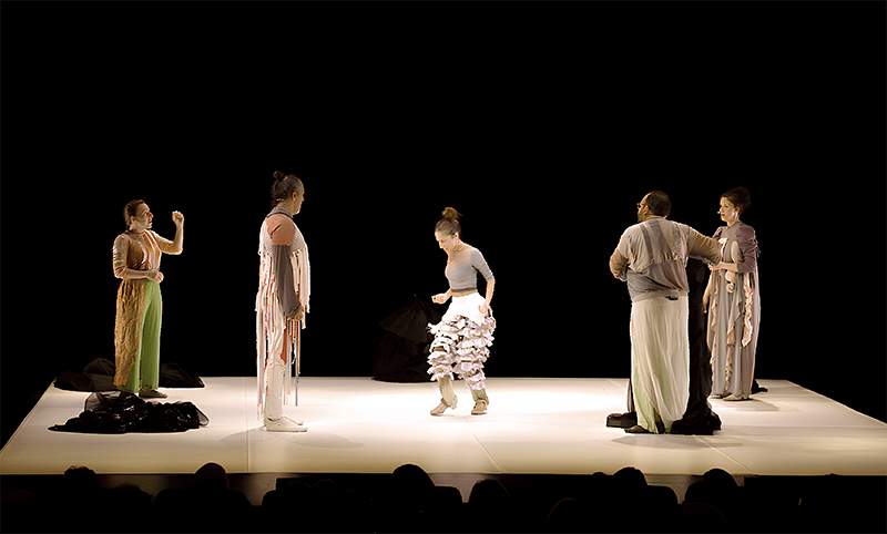 Dansa València se clausura con una reflexión sobre el tiempo y el legado a cargo de Mal Pelo en el Teatro Principal