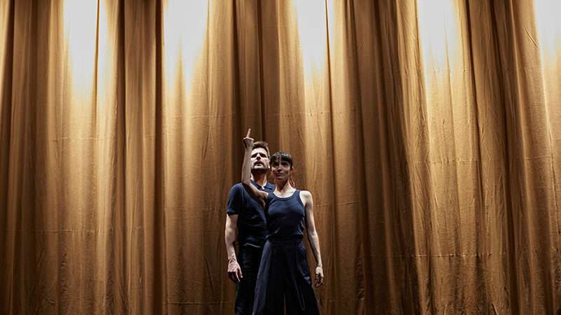 Toni Agustí y Marina Alegre presentan en la Sala L’Horta una nueva comedia sobre el dilema ético de hacer turismo en un mundo gentrificado