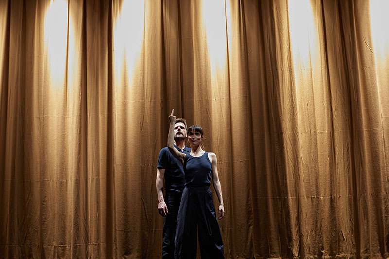 Toni Agustí y Marina Alegre presentan en la Sala L’Horta una nueva comedia sobre el dilema ético de hacer turismo en un mundo gentrificado