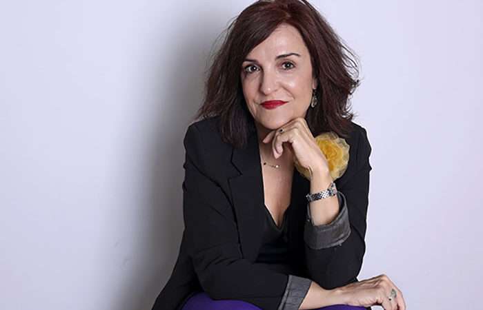 Elvira Lindo presenta su libro Don de gentes y Arden retrata en el espectáculo ‘Epílogo’ el bucle maldito de la Historia