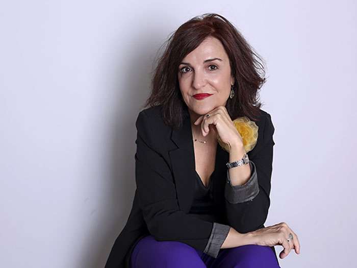 Elvira Lindo presenta su libro Don de gentes y Arden retrata en el espectáculo ‘Epílogo’ el bucle maldito de la Historia
