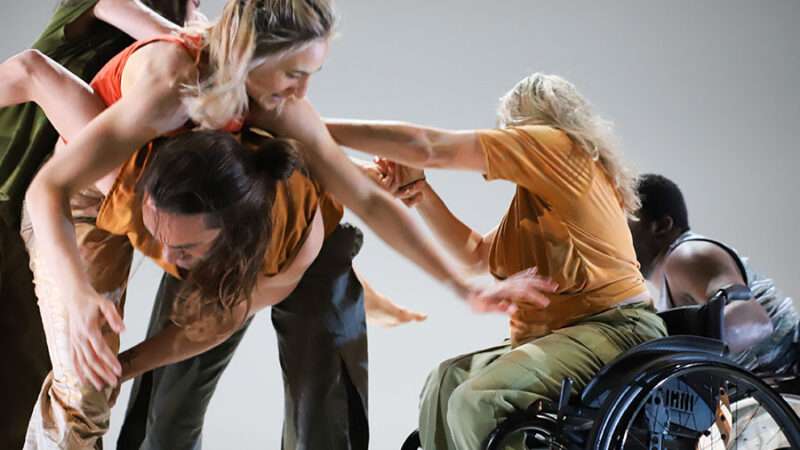 “FOREST”, una meditación en movimiento sobre la interdependencia, llega al Teatro Off dentro del Festival 10 Sentidos