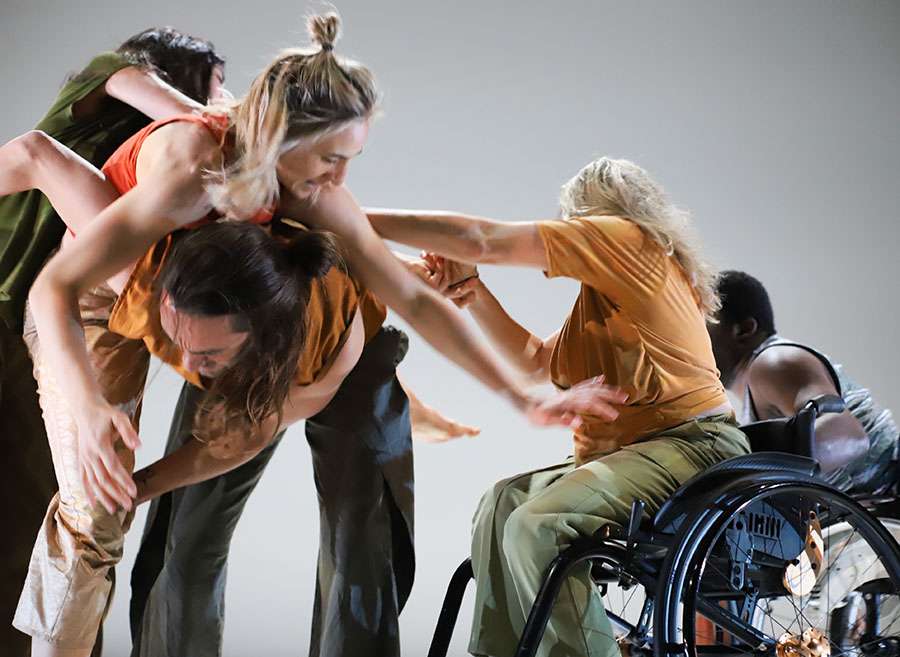 “FOREST”, una meditación en movimiento sobre la interdependencia, llega al Teatro Off dentro del Festival 10 Sentidos