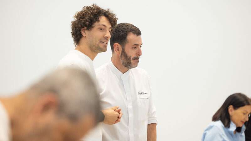 Adrián Salvador presenta su exposición sobre la producción acelerada y el consumo efímero con la intervención del chef Ricard Camarena