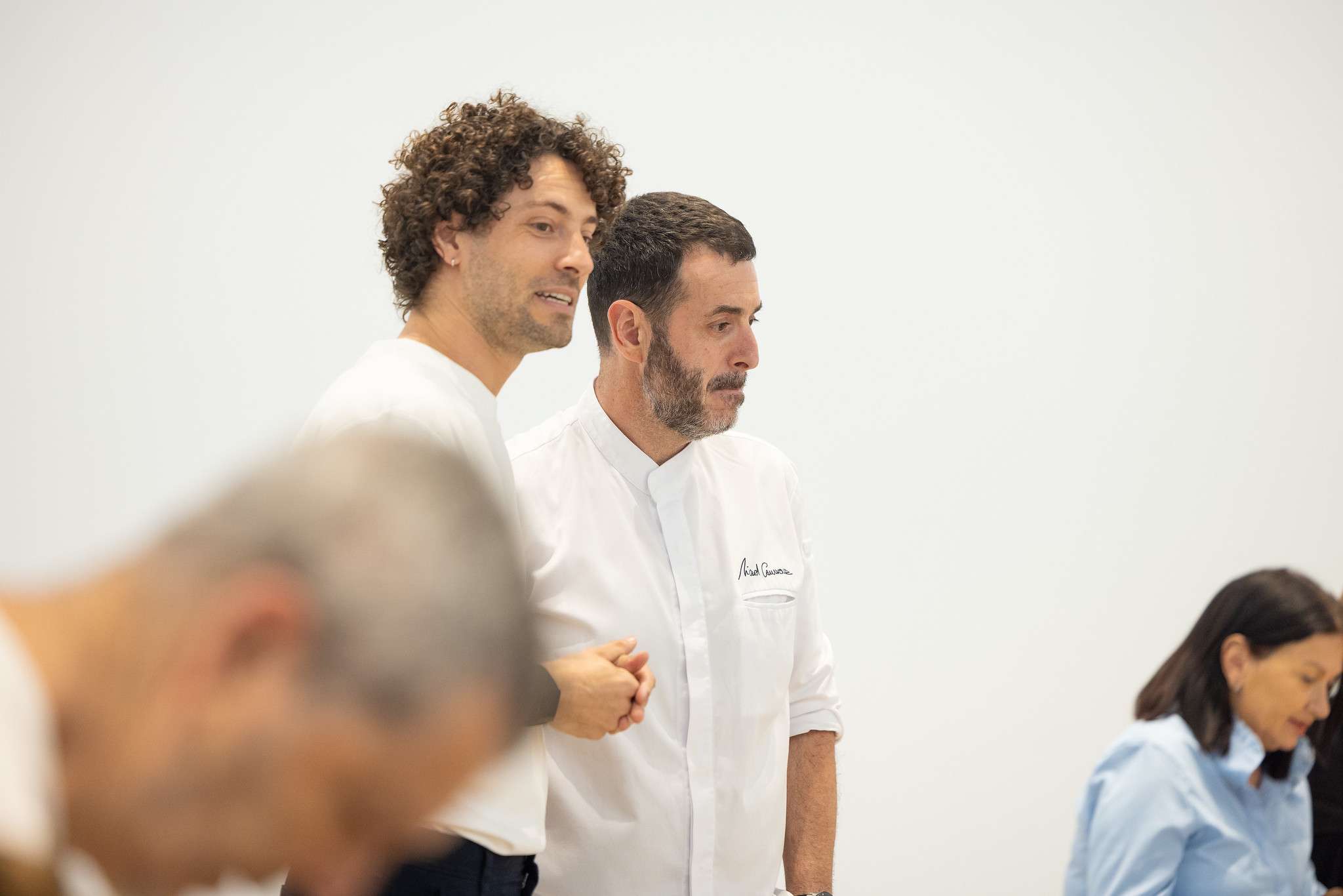 Adrián Salvador presenta su exposición sobre la producción acelerada y el consumo efímero con la intervención del chef Ricard Camarena