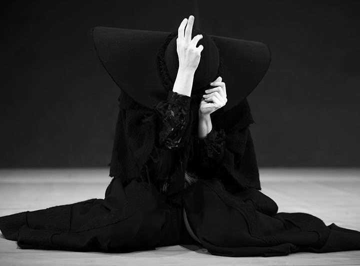 El Teatre Arniches presenta el espectáculo ‘Emigradas’, de la compañía valenciana Cienfuegos Danza