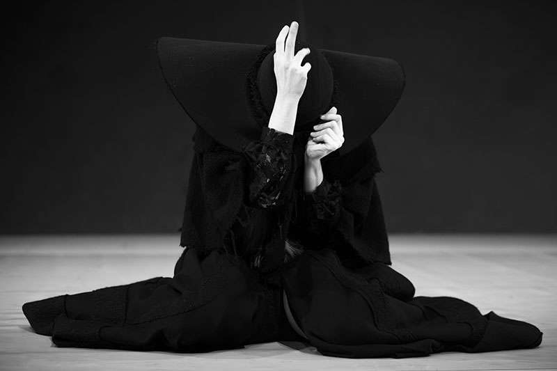 El Teatre Arniches presenta el espectáculo ‘Emigradas’, de la compañía valenciana Cienfuegos Danza